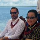 Dronning Nanasipauʻu ledsaget Kronprinsen under besøket til ʻAhau Beach. Foto: Sven Gj. Gjeruldsen, Det kongelige hoff